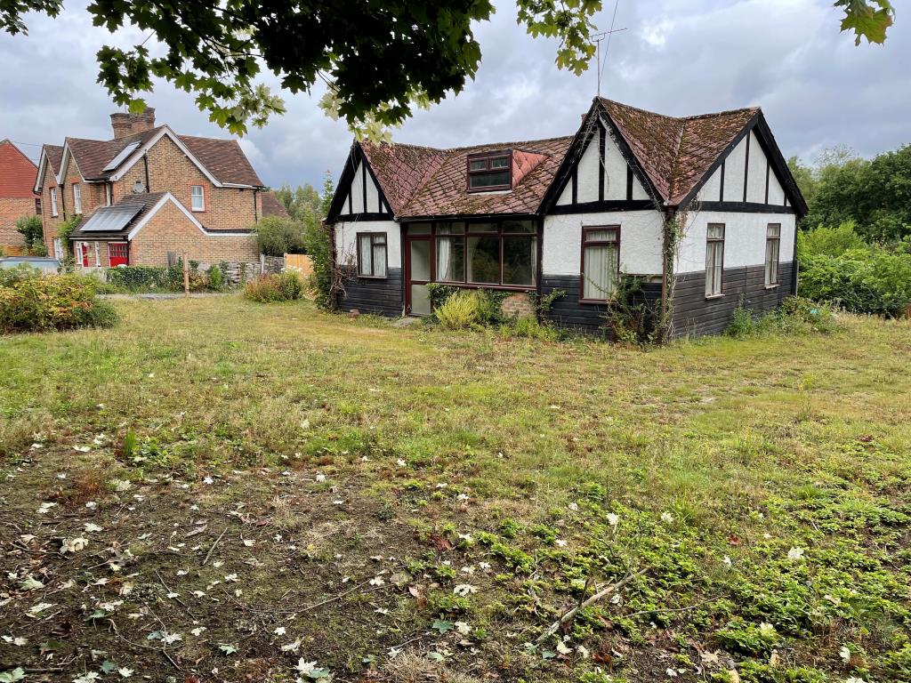 Lot: 85 - BUNGALOW WITH PLANNING PERMISSION FOR TWO DETACHED HOUSES -